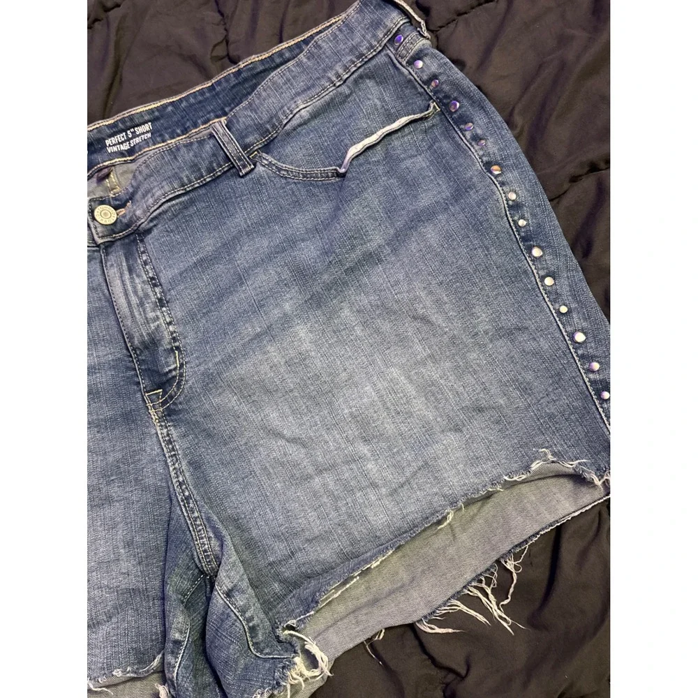 Torrid Women's Medium Wash Studded Raw Hem Denim Shorts Size 26
